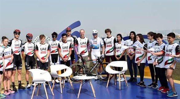 الطلبة في لقطة تذكارية مع دراجي الإمارات (المصدر)
