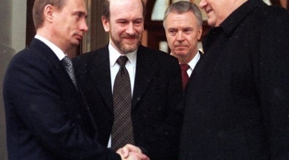 الرئيس السابق بوريس يلتسين مصافحاً الرئيس فلاديمير بوتين.(أرشيف)