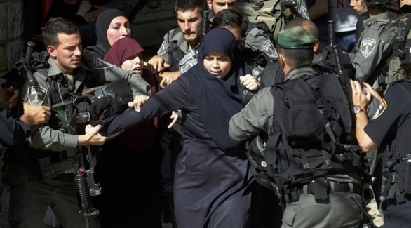 قوات الإحتلال الاسرائيلي تعتقل نساء فلسطينيات (أرشيف)