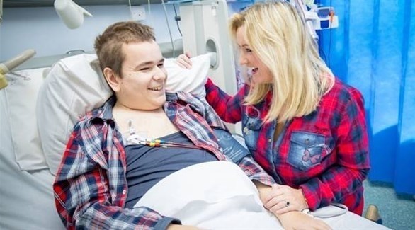 جو آن دوبسون مع ابنها مارك في المستشفى (بيلفاست غراف)