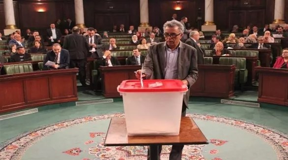 برلماني تونسي أثناء التصويت (باب نات)