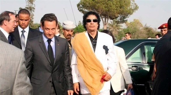 الراحل معمر القذافي والرئيس الفرنسي الأسبق نيكولا ساركوزي (إ ب أ)