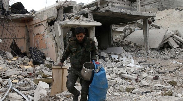 مقاتل سوري بين الركام في الغوطة (أرشيف)