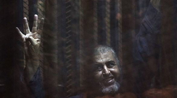 القيادي في الإخوان خيرت الشاطر يرفع إشارت رابعة من خلف القضبان.(أرشيف)