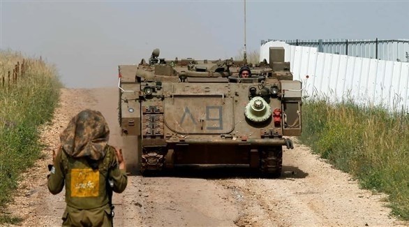 جندي إسرائيلي يوجه دبابة في الجولان.(أرشيف)