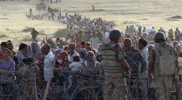 لاجئون سوريون على الحدود مع تركيا (أرشيف)