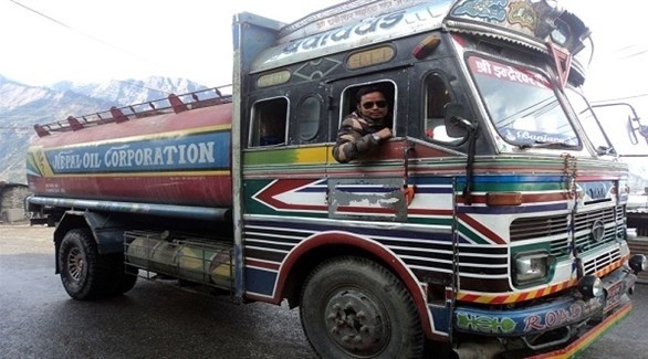 سائق شاحنة لنقل النفط بين نيبال والهند (أرشيف)