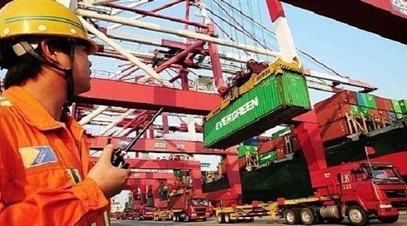 عامل صيني في ميناء شحن حاويات للتصدير (أرشيف)