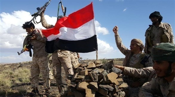 جنود من الجيش الوطني اليمين يرفعون علم بلادهم (أرشيف)  