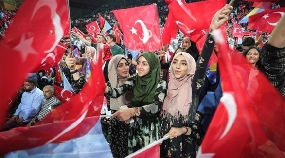مشاركات في تجمع للرئيس التركي رجب طيب أردوغان في سراييفو (أف ب)