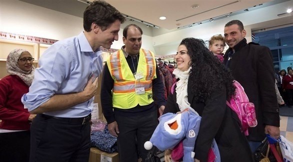 رئيس الوزراء الكندي جاستن ترودو يستقبل عدداً من اللاجئين (أرشيف)