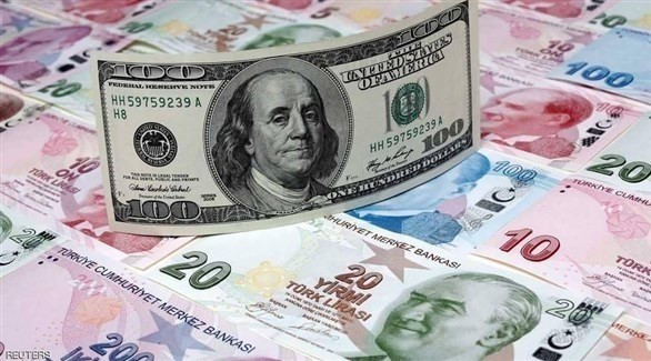 100 دولار أمريكية مقابل عشرات الليرات التركية (أرشيف)