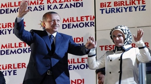 رجب طيب أردوغان وزوجته في مهرجان لحزب العدالة والتنمية الحاكم (أرشيف)