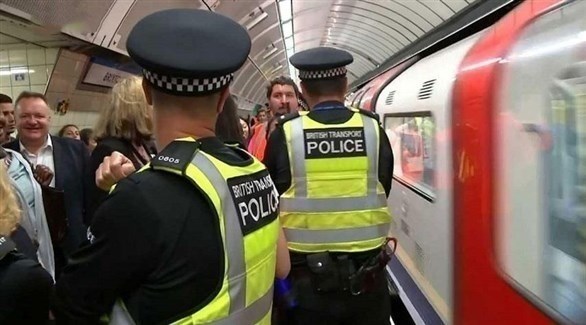 عناص من الشرطة البريطانية في محطة أنفاق للقطارات (أرشيف)