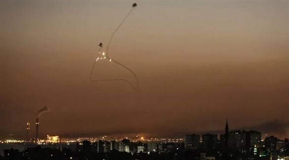 سماء غزة تحت القصف الإسرائيلي فجر الأربعاء (أ ف ب)