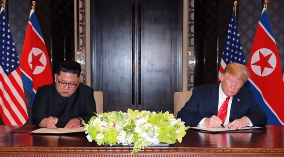 ترامب وكيم جونغ أون يوقعان اتفاق سنغافورة بين البلدين (أرشيف)