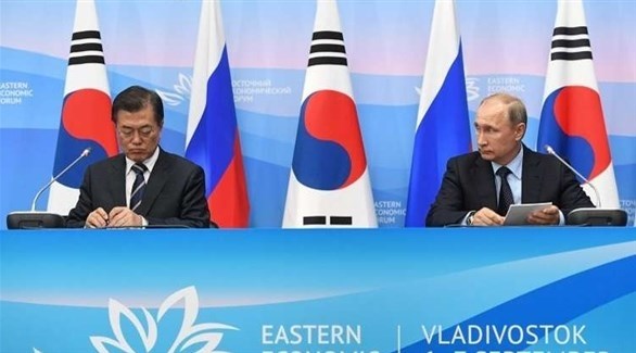 الرئيس الروسي بوتين ونظيره الكوري الجنوبي مون (أرشيف)