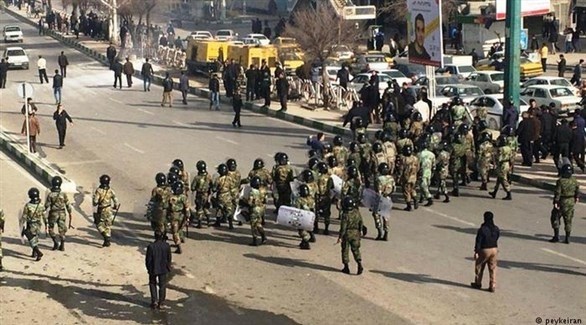 شرطة مكافحة الشغب الإيرانية تواجه متظاهرين في طهران (أرشيف)