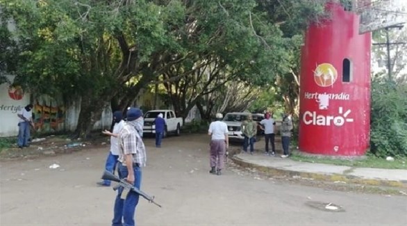 مسلحون موالون للحكومة في مناغوا عاصمة نيكارغوا (إنفوباي)