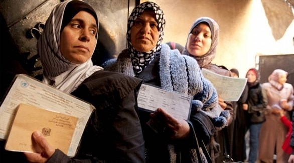 لاجئات فلسطينيات في طابور أمام مكتب لوكالة أونروا (أرشيف)