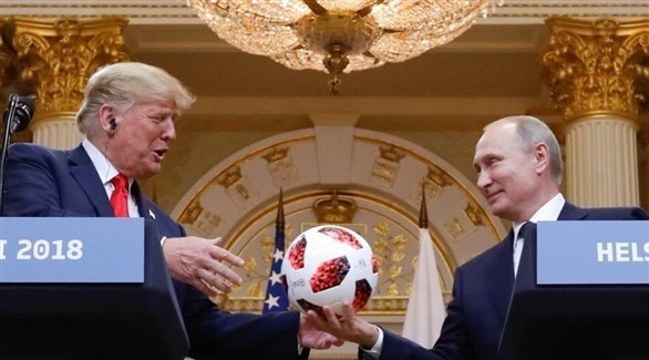 الرئيس الروسي فلاديمير بوتين يهدي نظيره الأمريكي كرة قدم في هلسنكي (أرشيف)