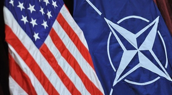 شعار حلف الناتو والعلم الأمريكي (أرشيف)
