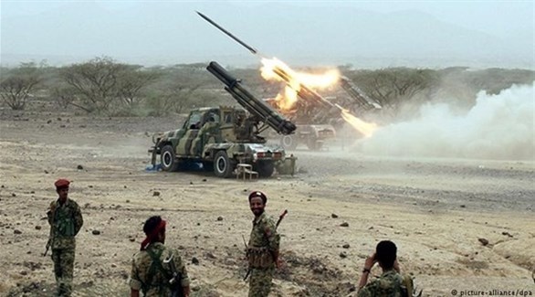 راجمات صواريخ للجيش اليمني تُطلق قذائفها على مواقع الحوثيين (أرشيف)  