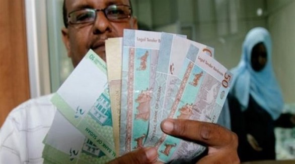 سوداني يعرض أوراقاً نقدية في بنك بالخرطوم (أرشيف)