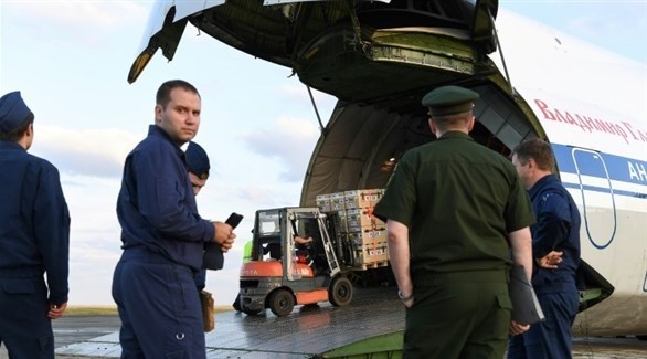 طائرة روسية تشحن مساعدات فرنسية في قاعدة شاتورو اليوم الجمعة (أ ف ب)  
