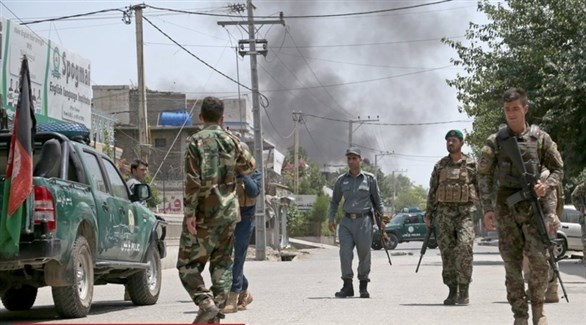 عناصر من الأمن والجيش الأفغاني في مكان الهجوم(BBC) 
