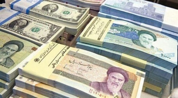 أوراق صرف نقدية إيرانية وأمريكية (أرشيف)