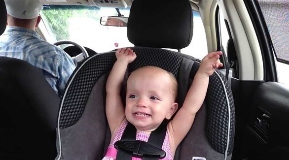 يشعر الطفل بعد بلوغ العام الأول بالتقييد في مقعد السيارة (أرشيفية)