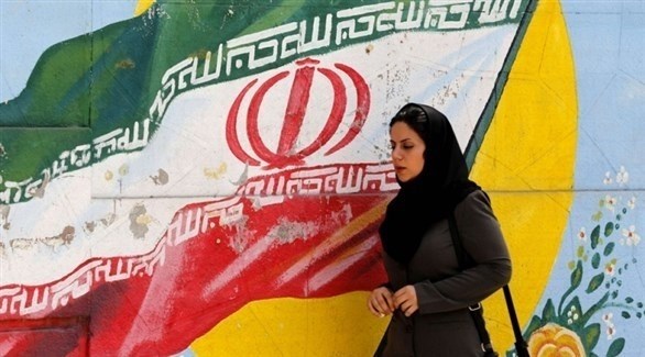 إيرانية تمر برسم لعلم بلادها في طهران.(أرشيف)