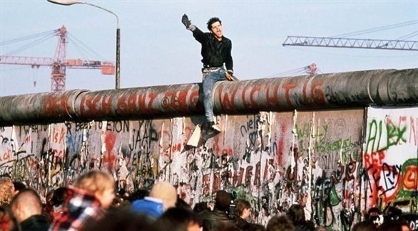 تظاهرة عند جدار برلين قبل سقوطه في 1989 (أرشيف)