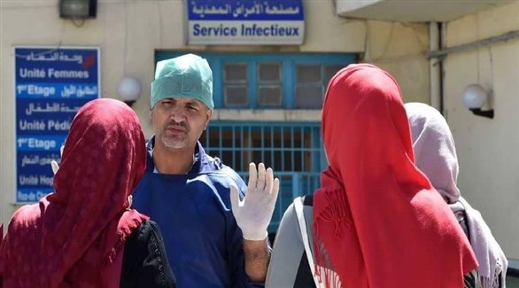 طبيب يتحدث إلى أهالي مصاب بالكوليرا في مستشفى بوفاريك بالجزائر (أرشيف)