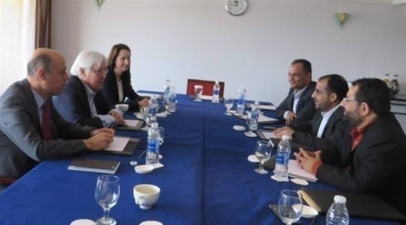 مبعوث الأمم المتحدة مارتن غريفيث مع وفد الحوثيين في مسقط (تويتر)