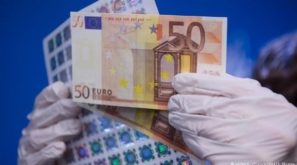 أوراق نقدية من عملة اليورو الجديدة عرضت في فرانكفورت (الاقتصادية) 