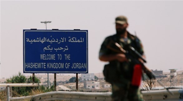 جندي مسلح يقف أمام أحد المداخل للملكة الأردنية الهاشمية (أرشيف)