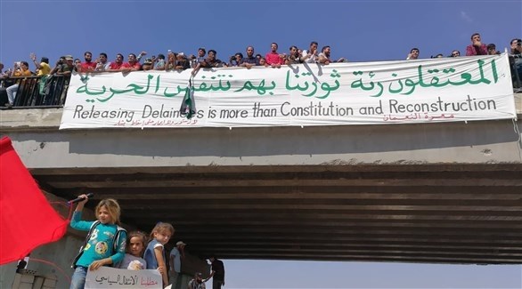 يافطة رفعت في تظاهرات اليوم في سوريا 