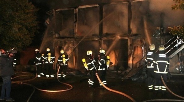 رجال الإطفاء في موقع الحريق (صحيفة ألمانية)