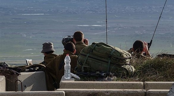 جنود إسرائيليون يراقبون الحدود مع سوريا من نقطة عسكرية غي هضبة الجولان (أرشيف)