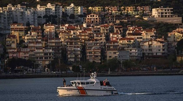 البارجة التركية جرت سفينة الصيد إلى مرفأ كيرينيا (أرشيف)