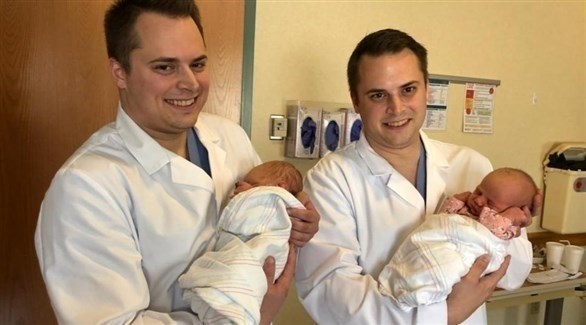 ناثان وماثيو كيلر يحملان المولودين التوأم (إنسايد إيدشن)