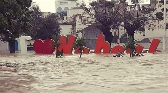 المياه تغمر أحد شوارع مدينة نابل التونسية (الشروق)