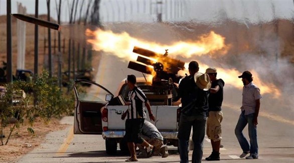 مُسلحون يطلقون صواريخ من على شاحنة في طرابلس (أرشيف)