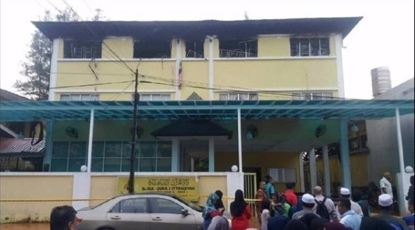 ماليزيون أمام مدرسة قرآنية (أرشيف)