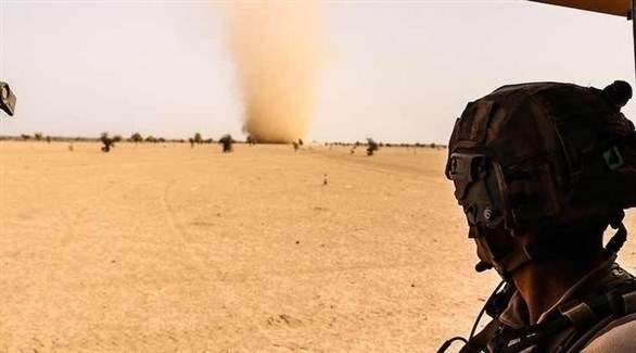 جندي فرنسي على الحدود بين النيجر ومالي في إطار عملية "بركان" ضد الإرهاب (أرشيف)