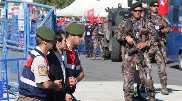 عسكريون أتراك يقودون معتقلاً متهماً بالتورط في محاولة الانقلاب (أرشيف)