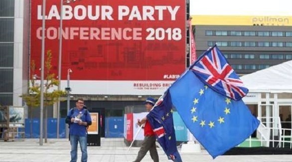 مؤيد لبقاء بريطانيا في الاتحاد الأوروبي أمام قاعة مؤتمر حزب العمال في ليفربول (رويترز)