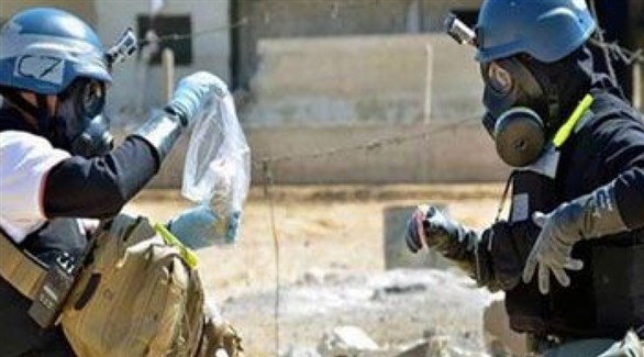  خبيران يجمعان عينات تربة ملوثة بمواد كيماوية في سوريا (أرشيف)